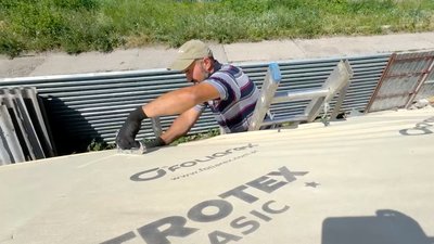 "Самотужки нічого не зробимо": у Світловодську відновлюють будинки після російського обстрілу "Самотужки нічого не зробимо": у Світловодську відновлюють будинки після російського обстрілу