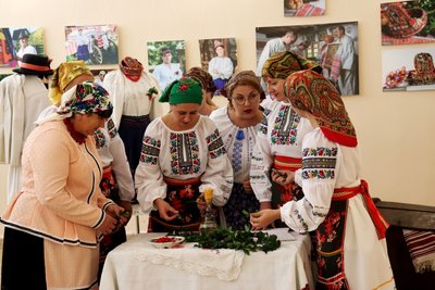 В Ужгороді відкрилася виставка традиційного весільного одягу та атрибутики прикордоння В Ужгороді відкрилася виставка традиційного весільного одягу та атрибутики прикордоння