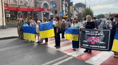 "Зупинись — вшануй загиблого": у місті на Черкащині перекрили вулицю під час хвилини мовчання "Зупинись — вшануй загиблого": у місті на Черкащині перекрили вулицю під час хвилини мовчання