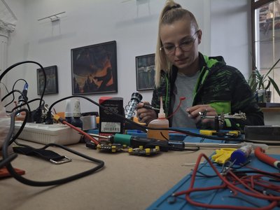 Учасниця "Дружини воїна" збирає дрони. Івано-Франківськ, 27 жовтня 2024 Учасниця "Дружини воїна" збирає дрони. Івано-Франківськ, 27 жовтня 2024