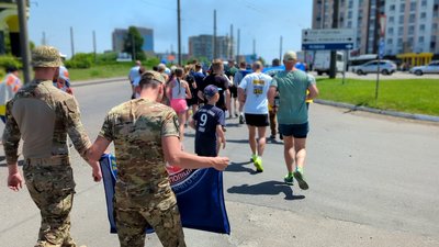 Учасників благодійного пішого марафону з Гааги до Києва зустріли у Рівному Учасників благодійного пішого марафону з Гааги до Києва зустріли у Рівному