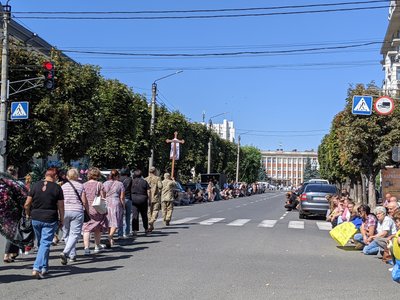 Провели "живим коридором": в Умані на Черкащині попрощалися із загиблим воїном Провели "живим коридором": в Умані на Черкащині попрощалися із загиблим воїном