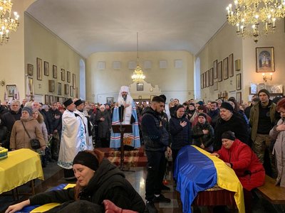 У Полтаві попрощалися із трьома військовими, які загинули на війні з РФ У Полтаві попрощалися із трьома військовими, які загинули на війні з РФ