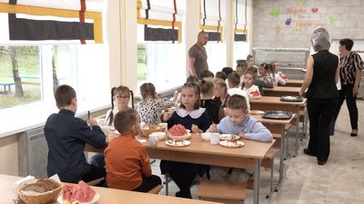 "Мені було дуже смачно": оновлена шкільна їдальня запрацювала у Білокриницькому ліцеї на Рівненщині "Мені було дуже смачно": оновлена шкільна їдальня запрацювала у Білокриницькому ліцеї на Рівненщині