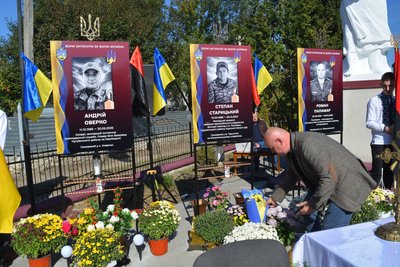 меморіальні стенди, покладання квітів