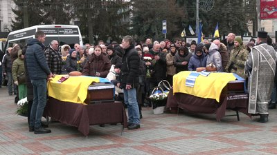 "Єдиний був син у сім'ї": з добровольцем Дмитром Месніковичем попрощалися у Рівному "Єдиний був син у сім'ї": з добровольцем Дмитром Месніковичем попрощалися у Рівному