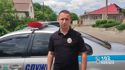 На Одещині поліцейський врятував непритомного водія з автомобіля, що палав На Одещині поліцейський врятував непритомного водія з автомобіля, що палав