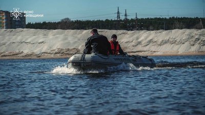 Третю добу рятувальники шукають чоловіка, який намагався переплисти Дніпро Третю добу рятувальники шукають чоловіка, який намагався переплисти Дніпро