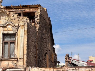 В Одесі на Преображенській триває демонтаж пошкодженого обстрілом будинку В Одесі на Преображенській триває демонтаж пошкодженого обстрілом будинку