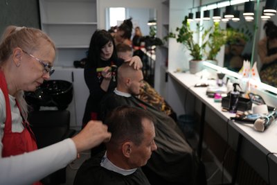 «Чоловічі стрижки» та «Бариста з нуля»: як жінки в Лебедині безоплатно здобули новий фах «Чоловічі стрижки» та «Бариста з нуля»: як жінки в Лебедині безоплатно здобули новий фах