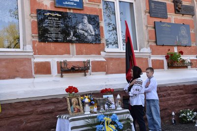 руслан петрик, меморіальна таблиця, бучач руслан петрик, меморіальна таблиця, бучач