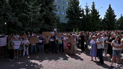 Суперечка через траншею та оренду ділянок на ринку виникла на сесії Рівнеради Суперечка через траншею та оренду ділянок на ринку виникла на сесії Рівнеради