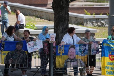 "Ми тебе дуже чекаємо". У Сумах родичі зниклих безвісті і військовополонених розповіли історії рідних "Ми тебе дуже чекаємо". У Сумах родичі зниклих безвісті і військовополонених розповіли історії рідних