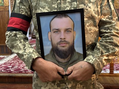 У Сумах попрощались із командиром гранатометного відділення Денисом Бережним У Сумах попрощались із командиром гранатометного відділення Денисом Бережним