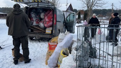 Люди сортують відходи у селах на Рівненщині, щоб підтримати ЗСУ