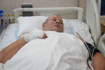 Йшов до магазину, коли вдарив дрон: у лікарні рятують 64-річного жителя Нікополя після обстрілу РФ Йшов до магазину, коли вдарив дрон: у лікарні рятують 64-річного жителя Нікополя після обстрілу РФ