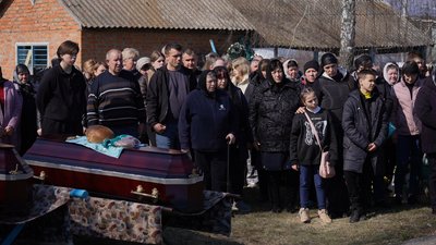 На Вінниччині попрощалися з подружжям, яке загинуло під час ракетного обстрілу столиці На Вінниччині попрощалися з подружжям, яке загинуло під час ракетного обстрілу столиці
