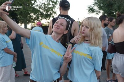 В Одесі учасники всеукраїнського руху "#догоридригом" ставали на голову біля Дюка В Одесі учасники всеукраїнського руху "#догоридригом" ставали на голову біля Дюка