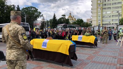 Загинули в бою на Сумщині: з бійцями Романом Войновим та Костянтином Дорошевим попрощалися у Рівному Загинули в бою на Сумщині: з бійцями Романом Войновим та Костянтином Дорошевим попрощалися у Рівному