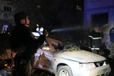 Росіяни вдарили КАБами по Харкову: один влучив у багатоповерхівку, є постраждалі