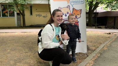 Місцева жителька Ксенія разом з сином та собакою Місцева жителька Ксенія разом з сином та собакою