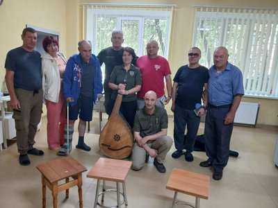 Пішки з Маріуполя: історія бандуристки, яка грає для військових у Кременчуці Пішки з Маріуполя: історія бандуристки, яка грає для військових у Кременчуці