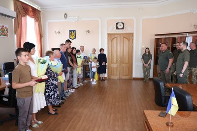 Рідним чотирьох загиблих воїнів з Хмельниччини вручили державні нагороди Рідним чотирьох загиблих воїнів з Хмельниччини вручили державні нагороди