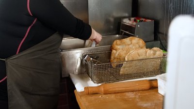 Останній робочий день — 26 червня: власниця чебуречної Тамілла Бербеца завершує свою справу на Рівненщині Останній робочий день — 26 червня: власниця чебуречної Тамілла Бербеца завершує свою справу на Рівненщині