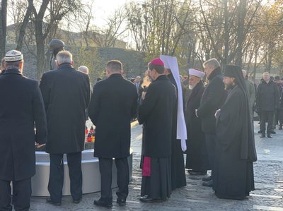 Зеленський та іноземні лідери у Києві вшанували пам’ять жертв Голодоморів Зеленський та іноземні лідери у Києві вшанували пам’ять жертв Голодоморів