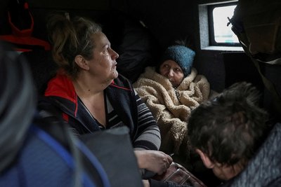 Жінка плаче в броньованій машині, якою бійці підрозділу поліції "Білі янголи" вивозять місцевих жителів з Покровська 12 квітня 2025 року Жінка плаче в броньованій машині, якою бійці підрозділу поліції "Білі янголи" вивозять місцевих жителів з Покровська 12 квітня 2025 року
