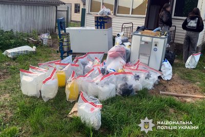За рішенням суду підозрюваних у виробництві психотропів узяли під варту За рішенням суду підозрюваних у виробництві психотропів узяли під варту