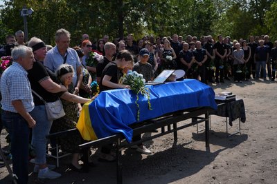 У Марганці попрощалися із загиблим внаслідок обстрілу РФ рятувальником Данилом Хижняком У Марганці попрощалися із загиблим внаслідок обстрілу РФ рятувальником Данилом Хижняком