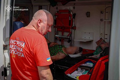 Медики надають допомогу постраждалим внаслідок авіаударів по передмістю Харкова Медики надають допомогу постраждалим внаслідок авіаударів по передмістю Харкова