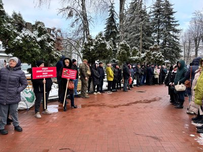 На Житомирщині під час мітингу гендиректора лікарні кинули у сміттєвий бак На Житомирщині під час мітингу гендиректора лікарні кинули у сміттєвий бак