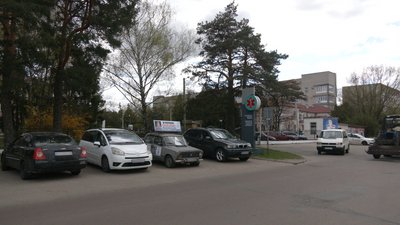 Купує автівки та ставить їх у різних містах України, щоб знайти безвісти зниклого батька. Одна з них стоїть у Чернігові Купує автівки та ставить їх у різних містах України, щоб знайти безвісти зниклого батька. Одна з них стоїть у Чернігові