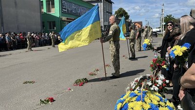 Із військовим Олександром Рожком, який понад 2 роки тому зник під Бахмутом, попрощалися у Володимирці Із військовим Олександром Рожком, який понад 2 роки тому зник під Бахмутом, попрощалися у Володимирці
