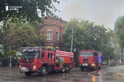 Машини рятувальників біля типографії у Слов'янську на Донеччині 24 липня 2026 року Машини рятувальників біля типографії у Слов'янську на Донеччині 24 липня 2026 року