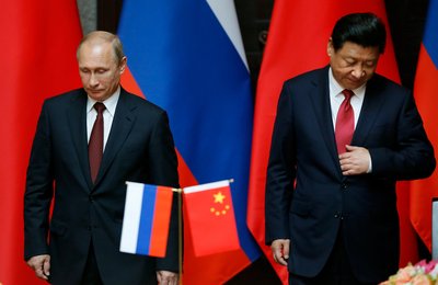 Президент Росії Володимир Путін (ліворуч) і лідер Китаю Сі Цзіньпін у Шанхаї, 20 травня 2014 року Президент Росії Володимир Путін (ліворуч) і лідер Китаю Сі Цзіньпін у Шанхаї, 20 травня 2014 року