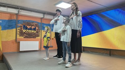 Діти виконують Гімн України Діти виконують Гімн України