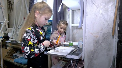 Переселенка зі Слов'янська організувала гурток з барельєфа для дітей на Вінниччині Переселенка зі Слов'янська організувала гурток з барельєфа для дітей на Вінниччині