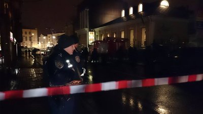 25 грудня 2014 року, правоохоронці працюють на місці вибуху на вулиці Римарській у Харкові 25 грудня 2014 року, правоохоронці працюють на місці вибуху на вулиці Римарській у Харкові