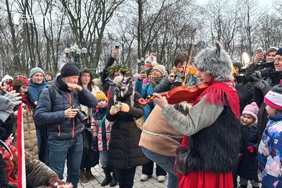 У центрі Києва водили Маланку і збирали гроші для ЗСУ: як це було У центрі Києва водили Маланку і збирали гроші для ЗСУ: як це було