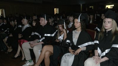 На врученні дипломів під час першого випуску лікарів На врученні дипломів під час першого випуску лікарів