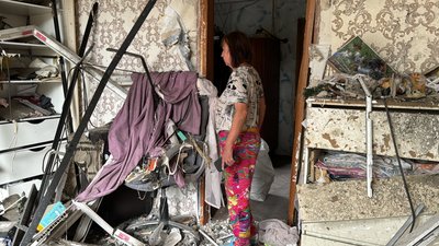 Наслідки нічного влучання "Шахеда" біля будинку у Київському районі Харкова, 2 вересня 2024 року