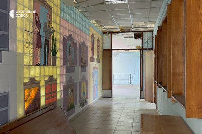 Пошкоджений коридор в університеті "Одеська політехніка"