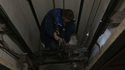 "Я бачив, що лечу": що розповів пасажир про аварійну зупинку ліфта у багатоповерхівці Рівного "Я бачив, що лечу": що розповів пасажир про аварійну зупинку ліфта у багатоповерхівці Рівного