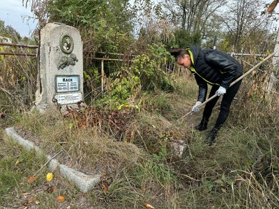 Іноді до місць поховань ведуть знаки: черкащанка прибирає могили та веде блог у ТікТоці Іноді до місць поховань ведуть знаки: черкащанка прибирає могили та веде блог у ТікТоці