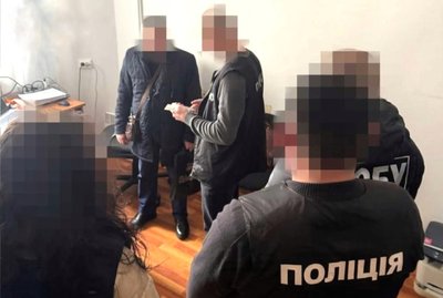 Затримали хмельницького адвоката на отриманні коштів за організацію переправлення військовозобов'язаного через кордон Затримали хмельницького адвоката на отриманні коштів за організацію переправлення військовозобов'язаного через кордон
