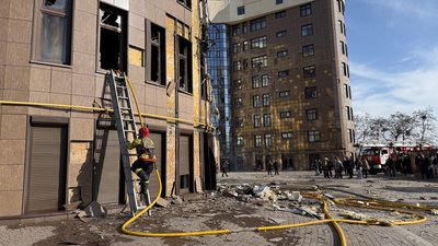 Рятувальник на місці влучання російського БпЛА у Київському районі Харкова, 2 квітня 2026 року Рятувальник на місці влучання російського БпЛА у Київському районі Харкова, 2 квітня 2026 року