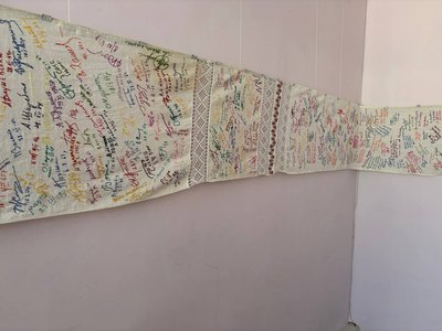 У Житомирі представили семиметровий рушник з автографами українських діячів культури У Житомирі представили семиметровий рушник з автографами українських діячів культури